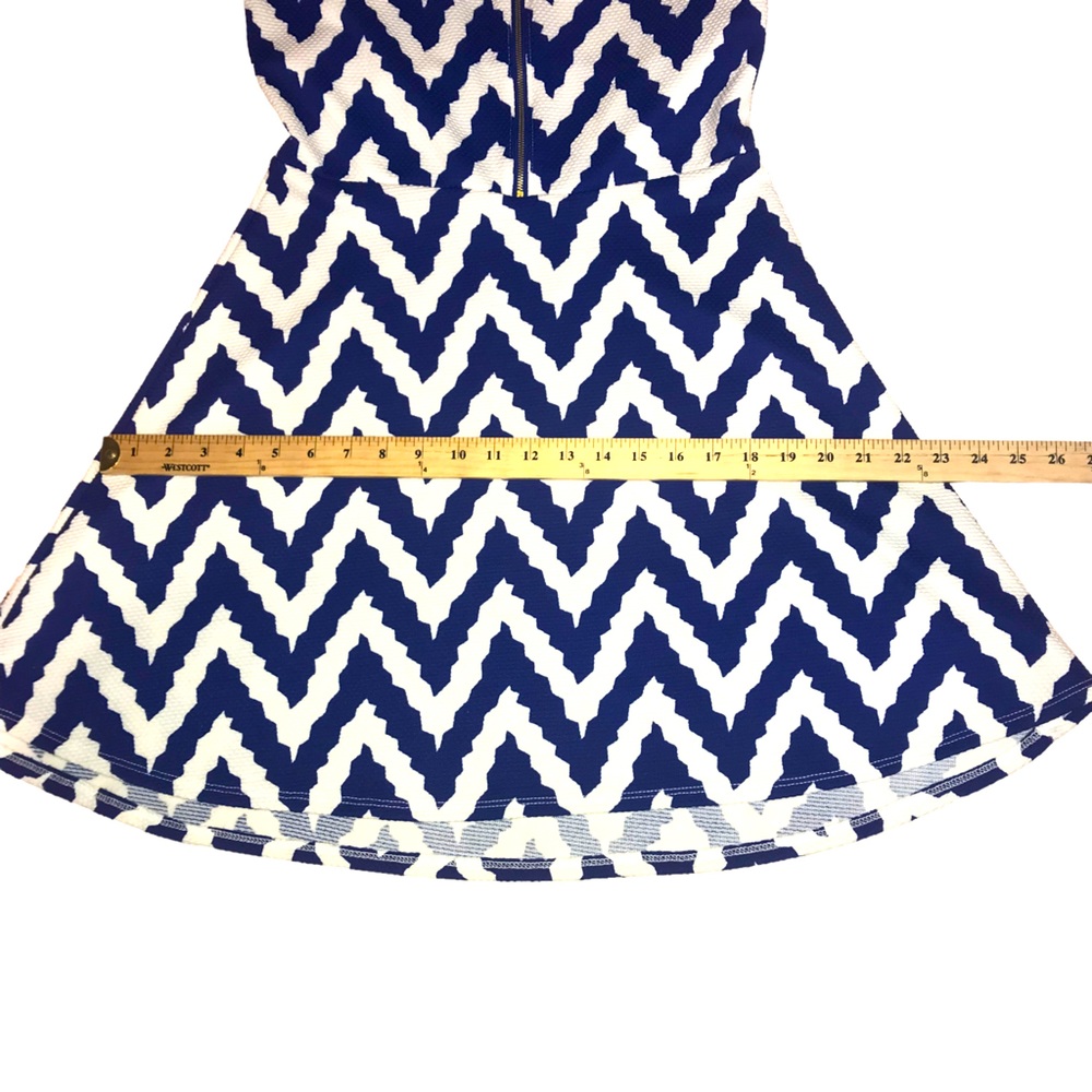 Espresso Cold Shoulder Blue White Chevron Print Short Dress - Medium - Picture 5 of 12